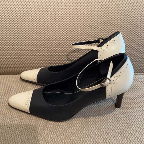 Ralph Lauren navy and cream strappy heels. - Picture 3 of 6